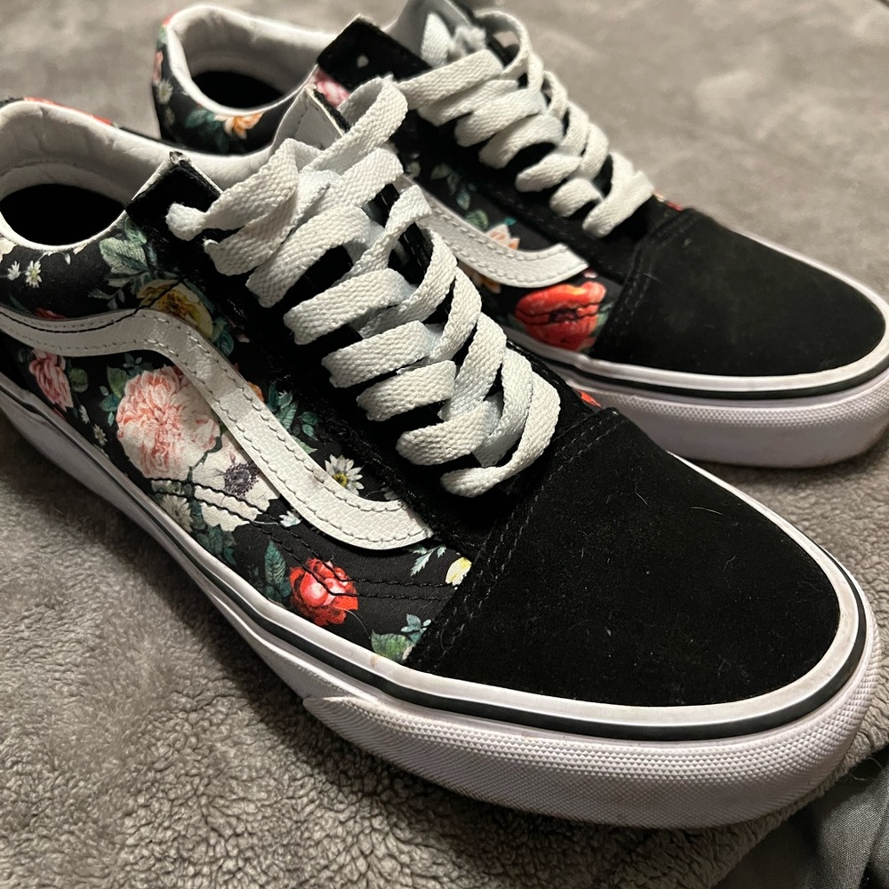 Never worn brand new FLORAL ORIGINAL VANS